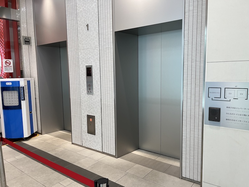 PIAに入らず、手前にエレベーターがございますので、４階までお越しいただくとお店の入り口がございます。